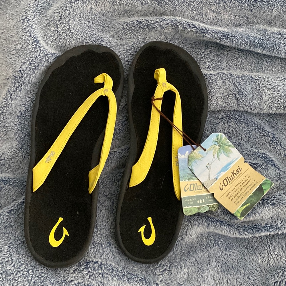 NWT Olukai flip flops 10